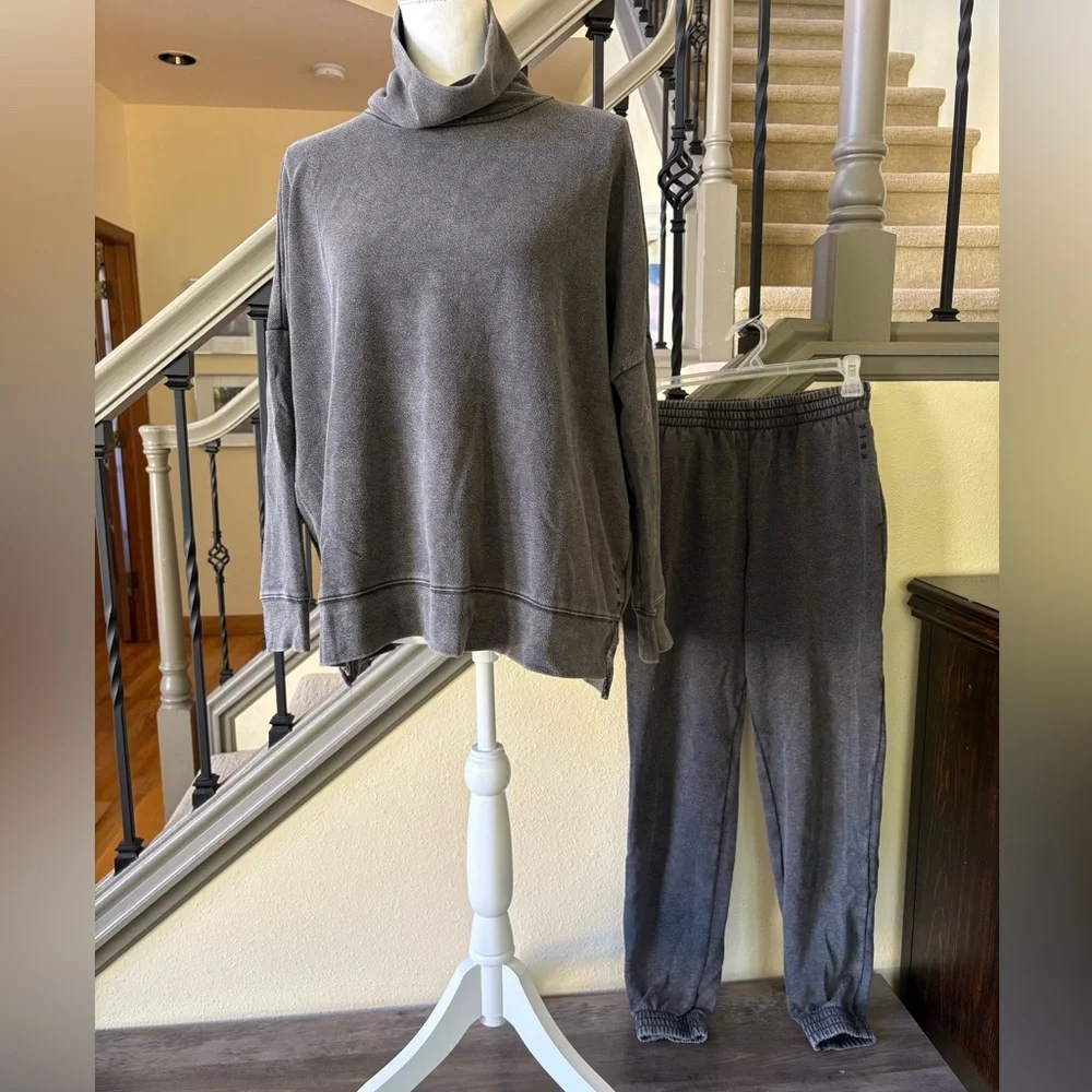 Pink by Victoria’s Secret XS Charcoal Gray Turtleneck Sweatshirt and Joggers Set - Picture 1 of 16